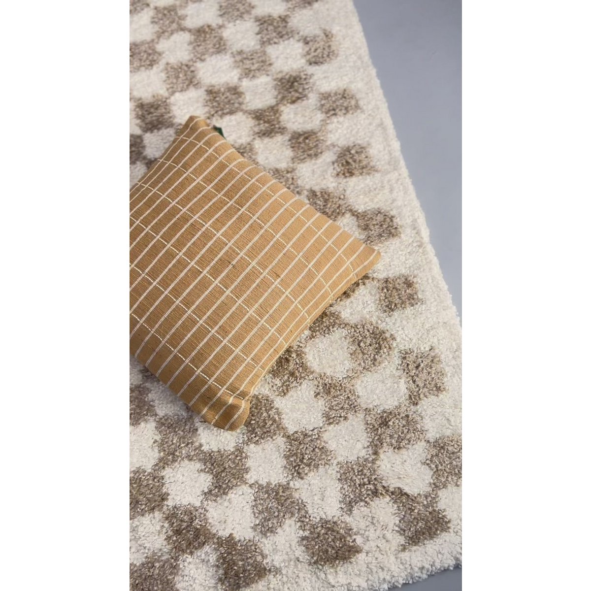 Soft and bulky chequered rug - Beige