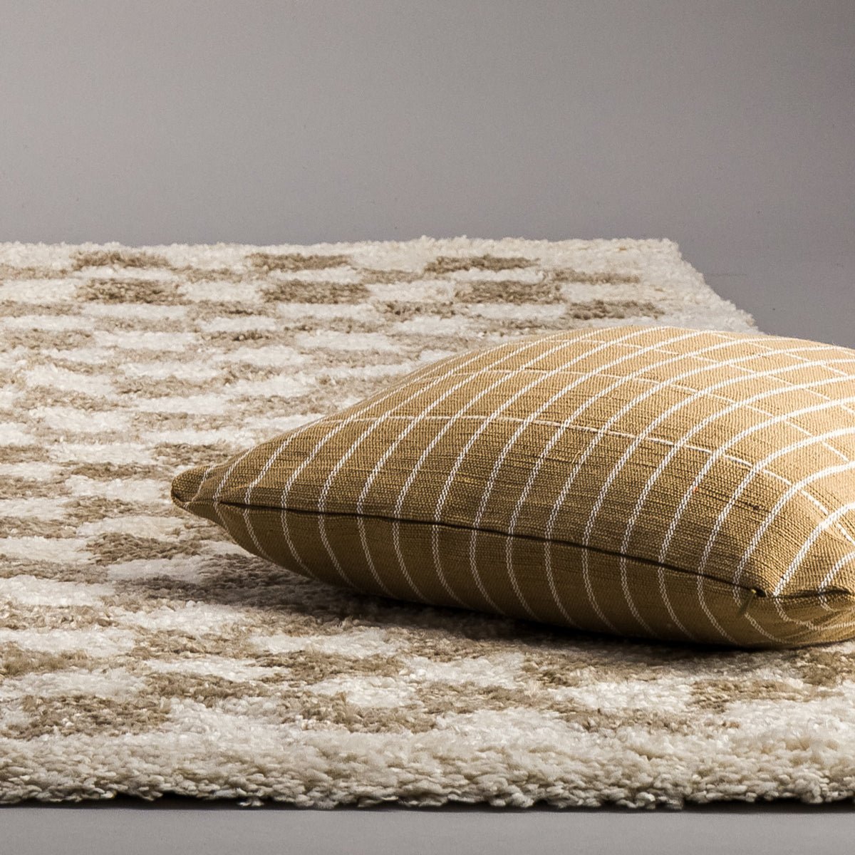 Soft and bulky chequered rug - Beige